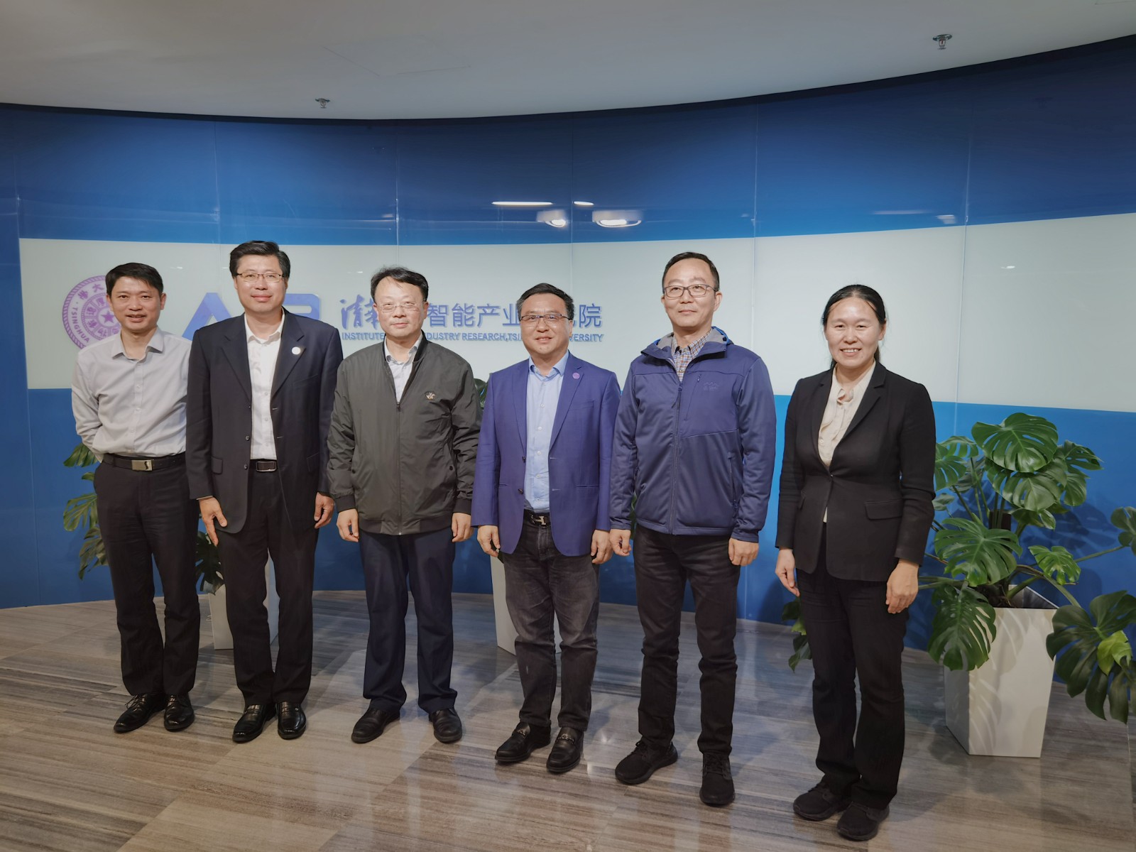 20211012-常务副校长王希勤调研h图书馆
-程俐嘉-王希勤一行调研合影-.jpg